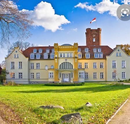 Schloss Lelkendorf Apartment Ulrichshusen Maisonette Fewo Mecklenburger Seenplatte Mit Dachterrasse Naehe Ostsee Bagian luar foto
