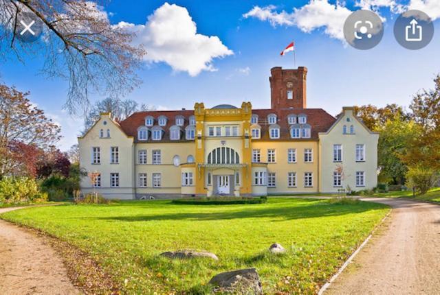 Schloss Lelkendorf Apartment Ulrichshusen Maisonette Fewo Mecklenburger Seenplatte Mit Dachterrasse Naehe Ostsee Bagian luar foto